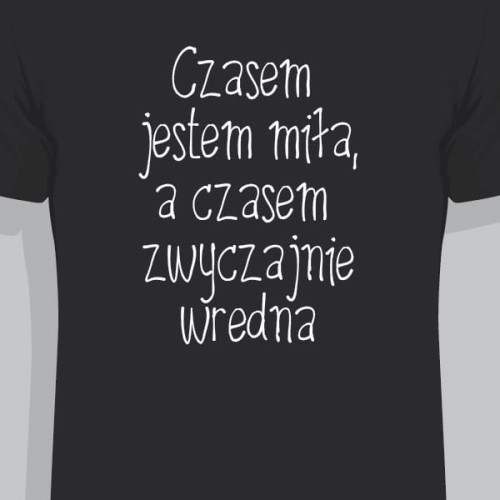 wygląd koszulki białej z czarnym nadrukiem